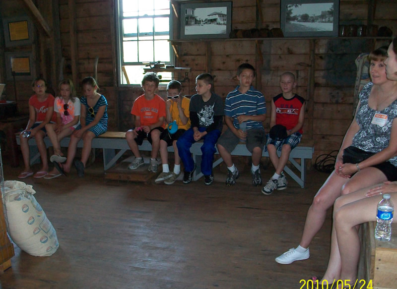 https://www.dundeemill.org/pictures/2010/1 school visit  020.jpg